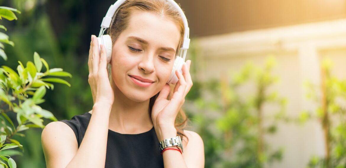 Dame der lytter til musik